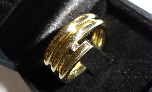 Ring in Spiralform aus 585 Gold mit einem Brillanten